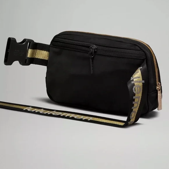 Lululemon Everywhere Belt Bag Black & Gold Logo Strap Crossbody Bag Nwt - Picture 6 of 6